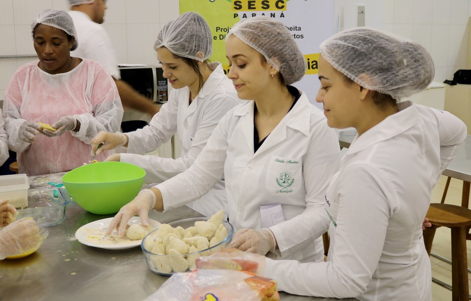 Acadêmicos ministraram oficina e ajudam na escolha das receitas