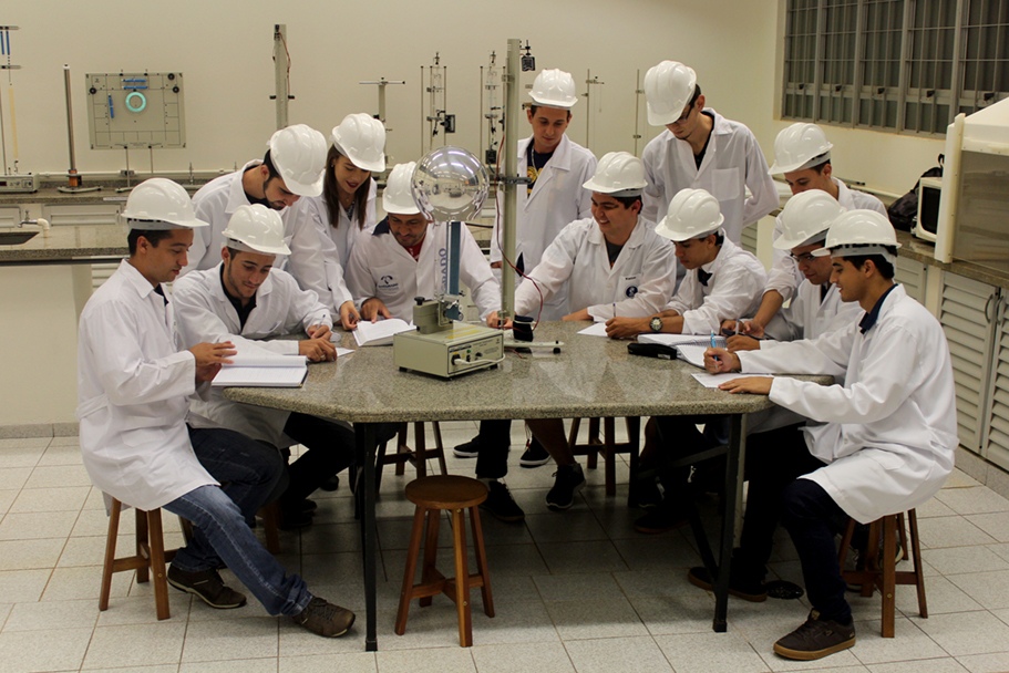 Acadêmicos do curso de Engenharia de Produção em aula no Laboratório de Física