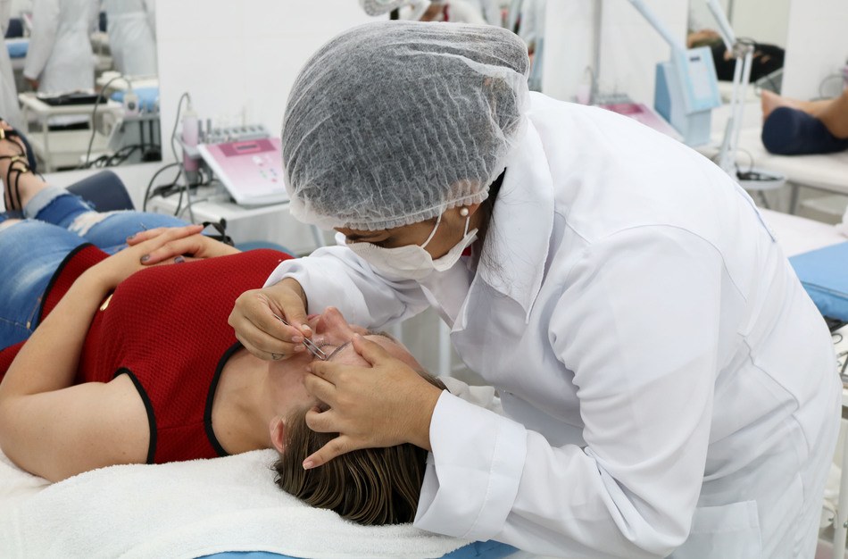 Profissional em Estética trata disfunções corporais, faciais e capilares