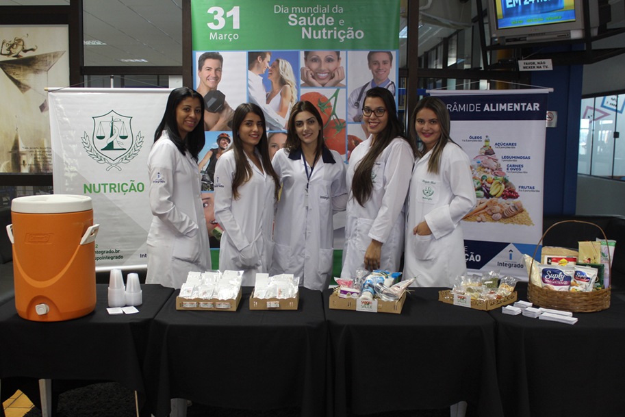 Professora Pâmela juntamente com acadêmicas do curso de Nutrição