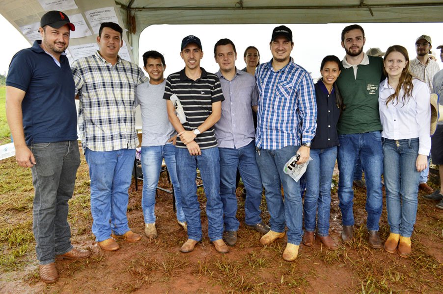 Grupo de estudantes que pesquisou plantas frutíferas e hortaliças