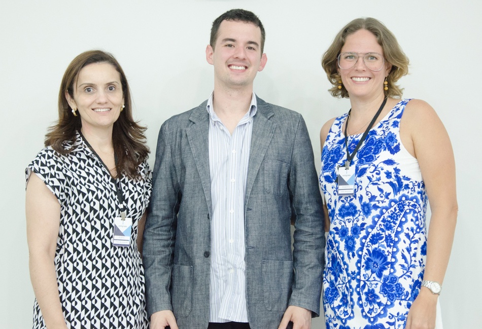 Coordenadora de Engenharia de Produção, Rubya Vieira de Mello Campos (esq.), palestrante Erick Mark e a coordenadora de Arquitetura e Urbanismo, Roberta Mertz Rodrigues
