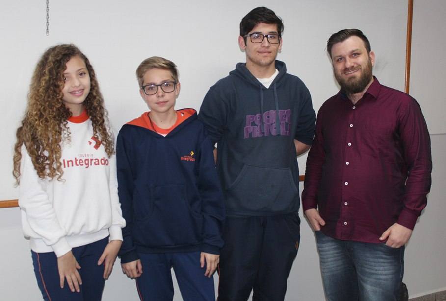 Alunos juntamente com o coach Douglas Zampar