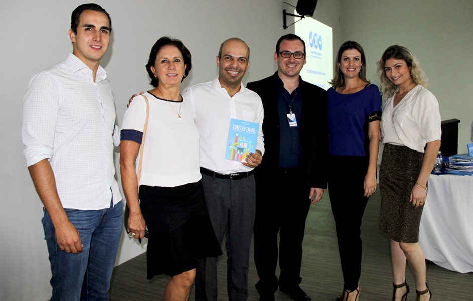O conferencista Laênio recebeu o livro