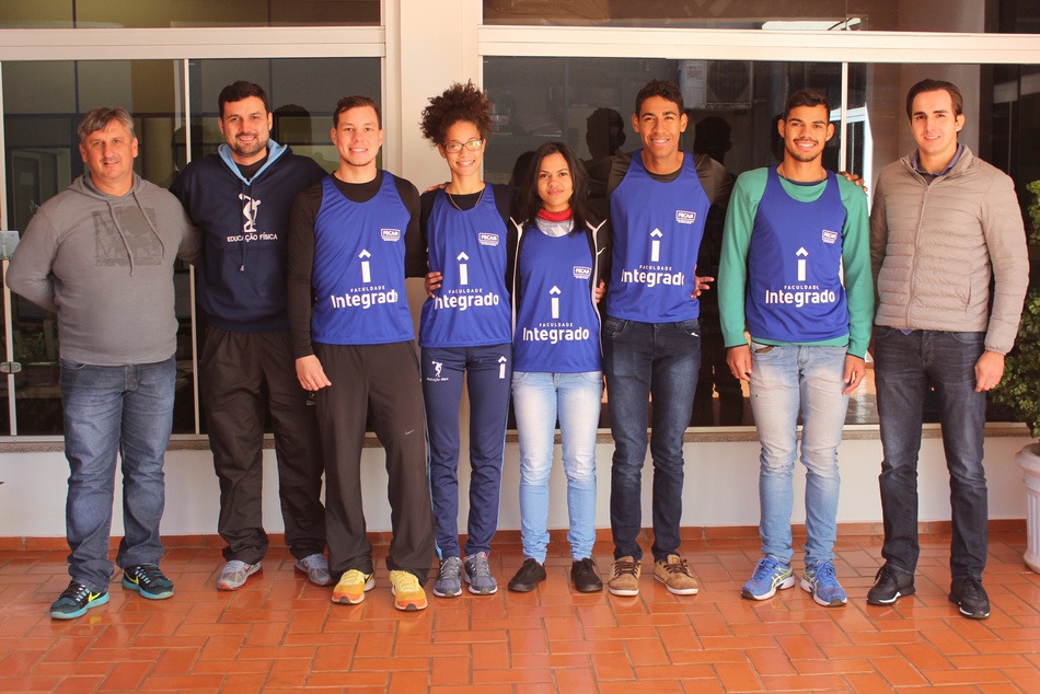 Da esquerda para a direita, Paulinho, Beto, os atletas Bruno, Laís, Vanessa, Luan, José e o diretor administrativo da Faculdade Integrado, Pedro Montans Baer