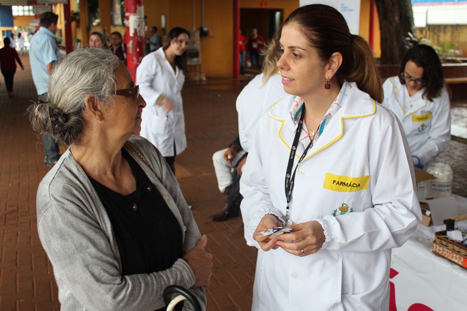 Coordenadora Ana Carla orientou a população