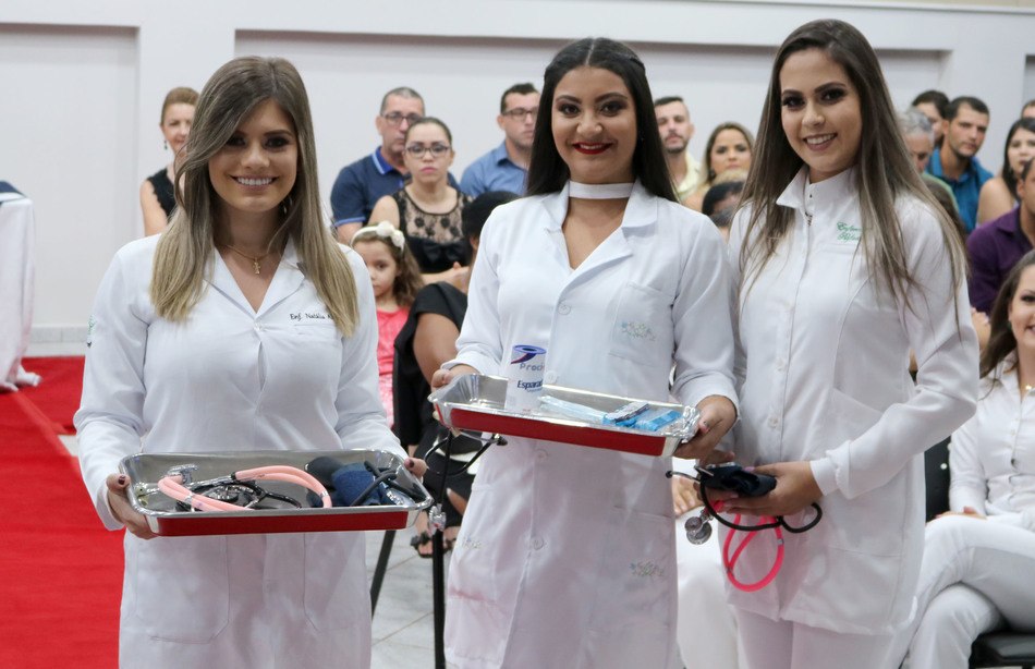 Evento ocorreu no anfiteatro do câmpus e reuniu os formandos, acadêmicos do penúltimo ano de Enfermagem, além de familiares e professores
